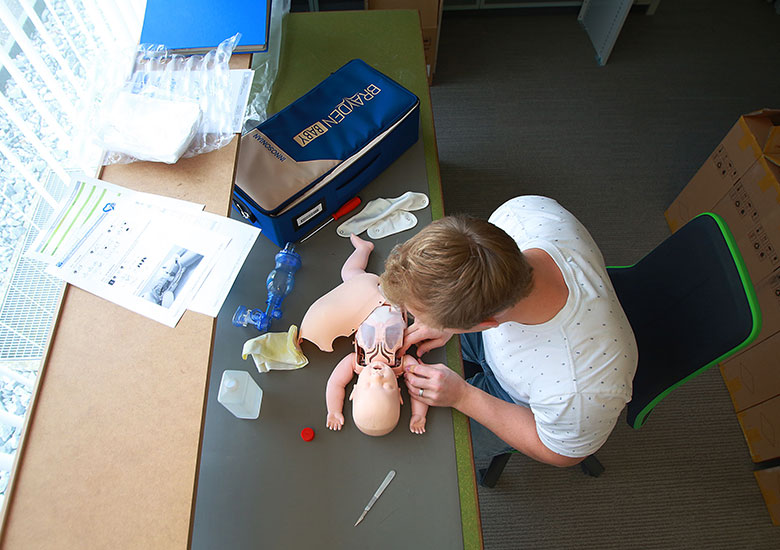 Reparatur von Brayden Puppe Techniker an der Arbeit