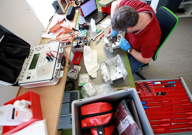 Von einem ZOLL Gerät Techniker an einer Reparatur