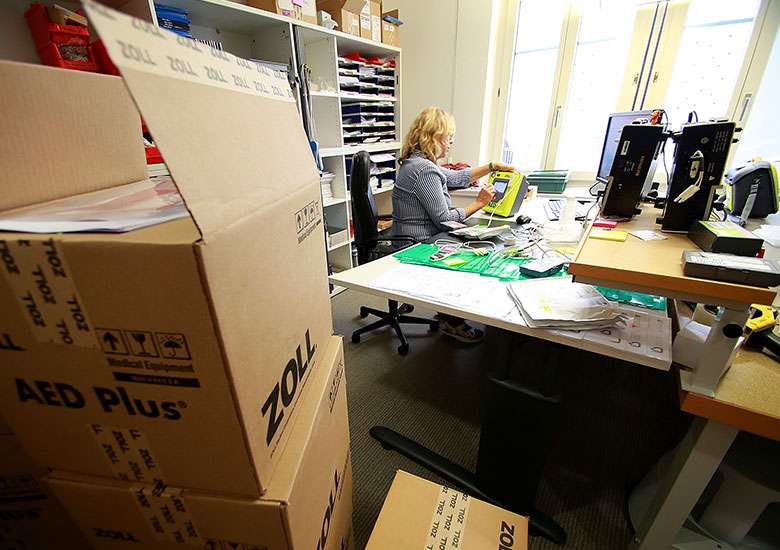 Mitarbeiter bei der Arbeit Vorbereitung von AEDs